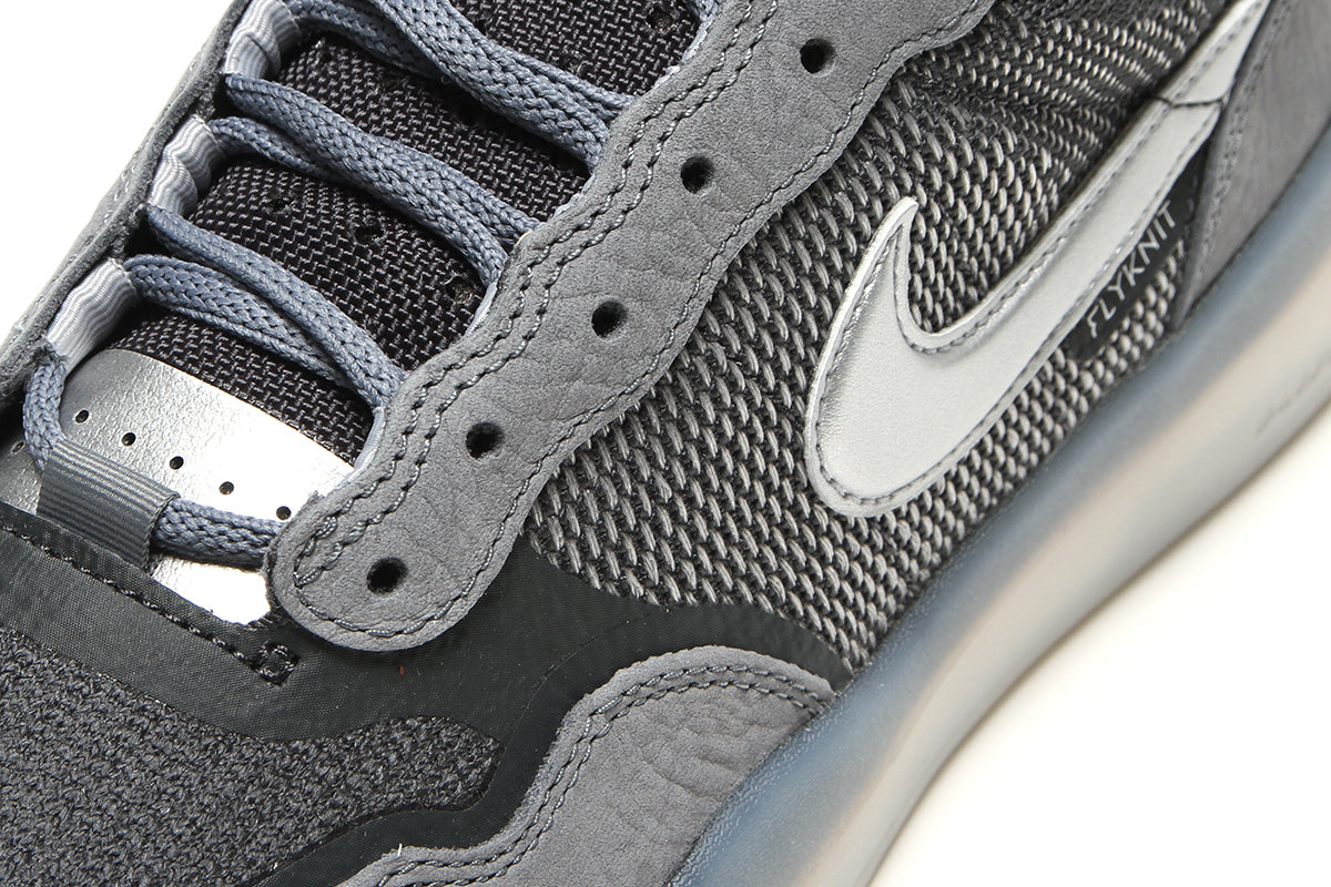 Nike SB | PS8
Style # FV8493-002
Color : Cool Grey / Metallic Silver / Anthracite