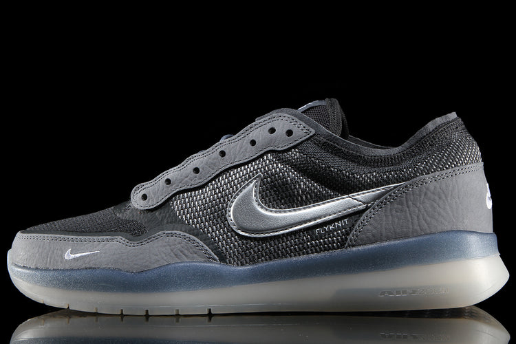 Nike SB | PS8
Style # FV8493-002
Color : Cool Grey / Metallic Silver / Anthracite