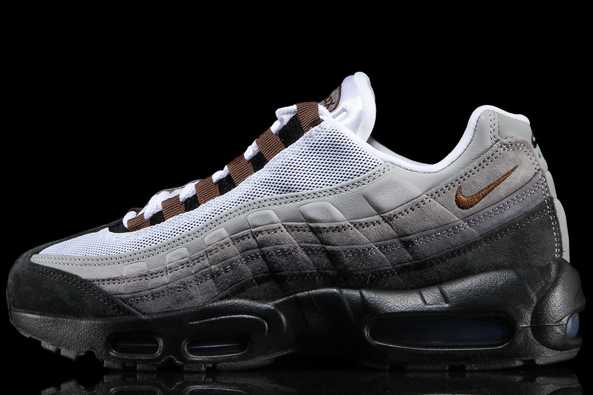 Nike SB - SB Air Max 95
Style # HF7545-002
Color : Black / Cacao Wow / Anthracite / LT Graphite