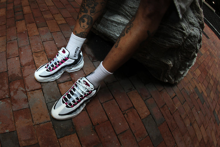 Nike SB - SB Air Max 95
Style # HF7545-100
Color : Summit White / Cactus Flower / Photon Dust