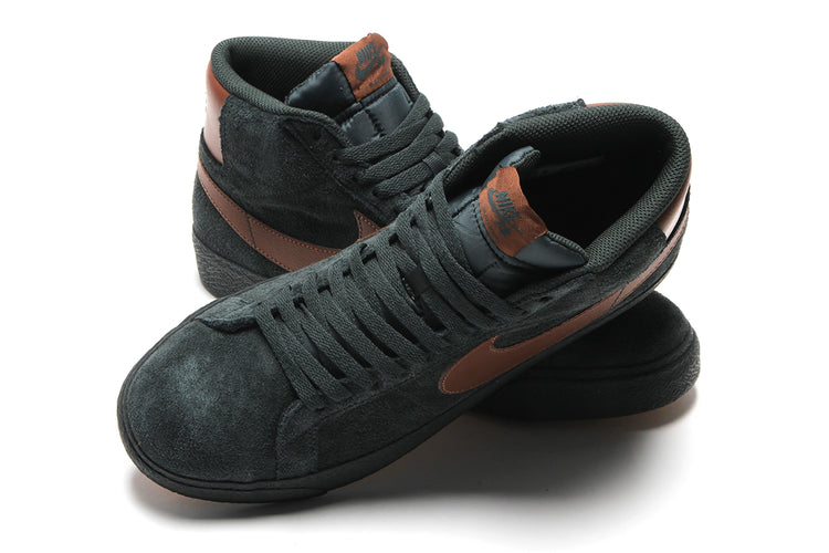 Nike SB - Zoom Blazer Mid
Style # IO0667-300
Color : Black Spruce / Corduroy Brown / Black Spruce