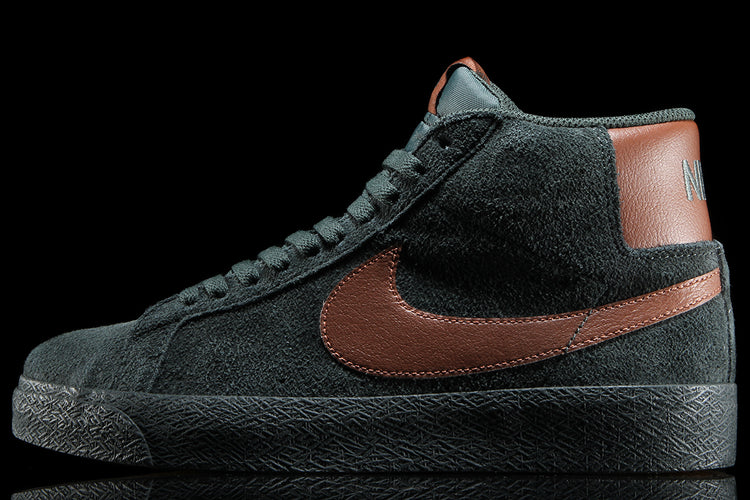 Nike SB - Zoom Blazer Mid
Style # IO0667-300
Color : Black Spruce / Corduroy Brown / Black Spruce