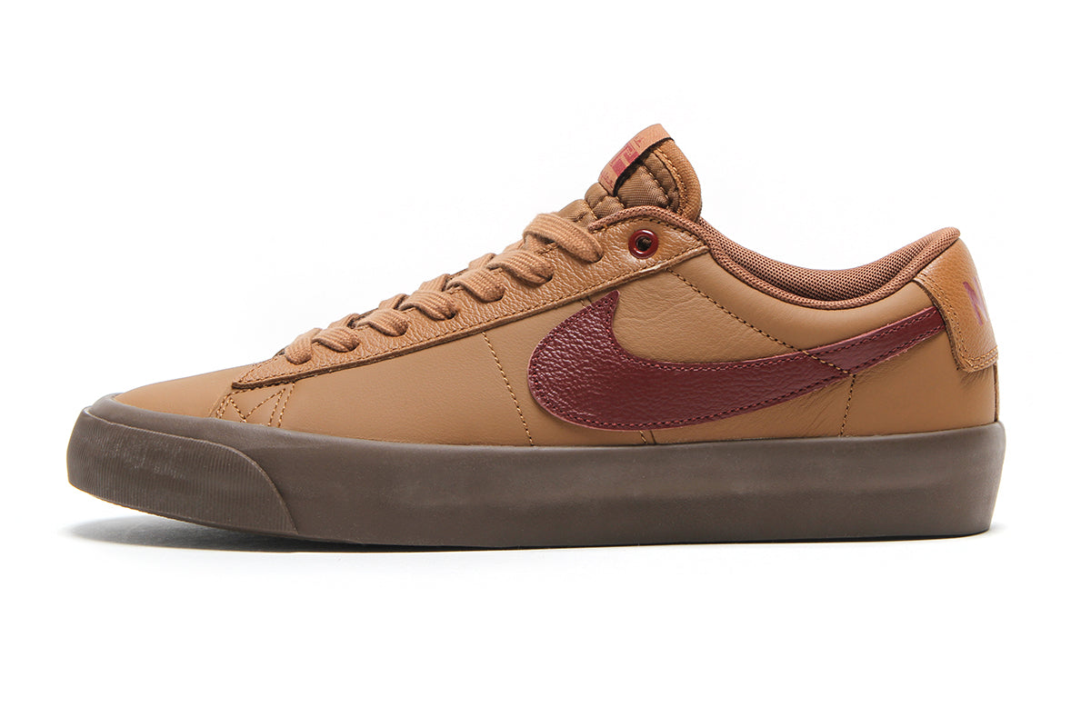 Nike SB - Blazer Low Pro GT
Style # DV1226-200
Color : LT British Tan / Dark Team Red