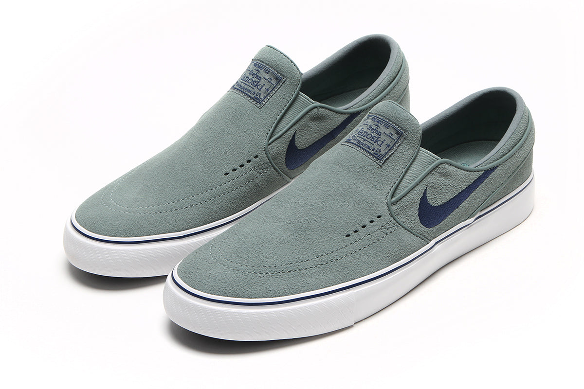 Nike SB - Janoski+ Slip
Style # FN5893-300
Color : Clay Green / Navy / Summit White
