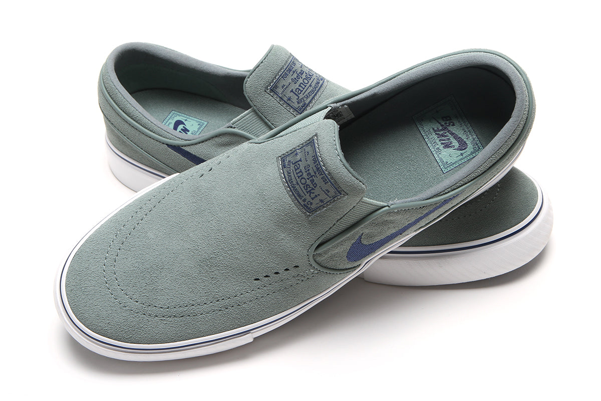Nike SB - Janoski+ Slip
Style # FN5893-300
Color : Clay Green / Navy / Summit White