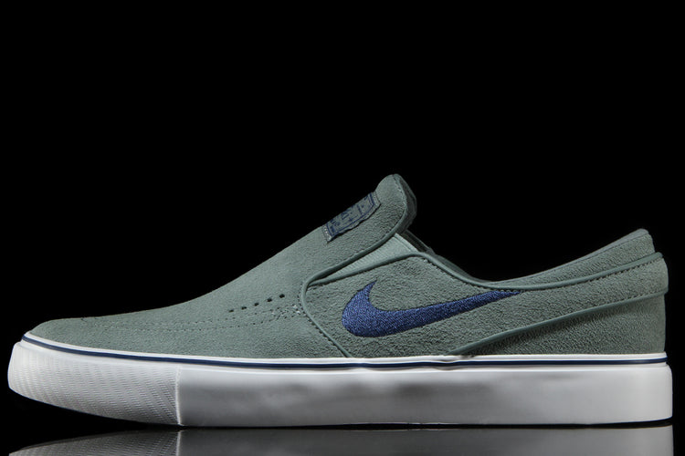 Nike SB - Janoski+ Slip
Style # FN5893-300
Color : Clay Green / Navy / Summit White