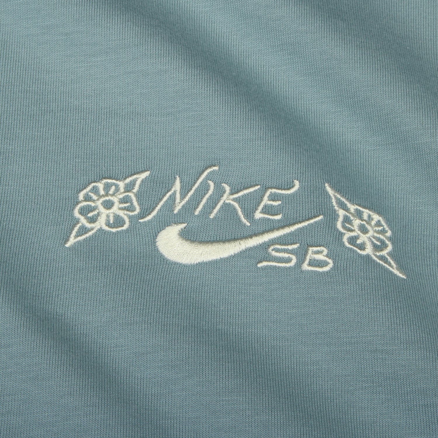 Nike SB - Max90 Vase T-Shirt
Style # HV2201-017
Color : Cannon