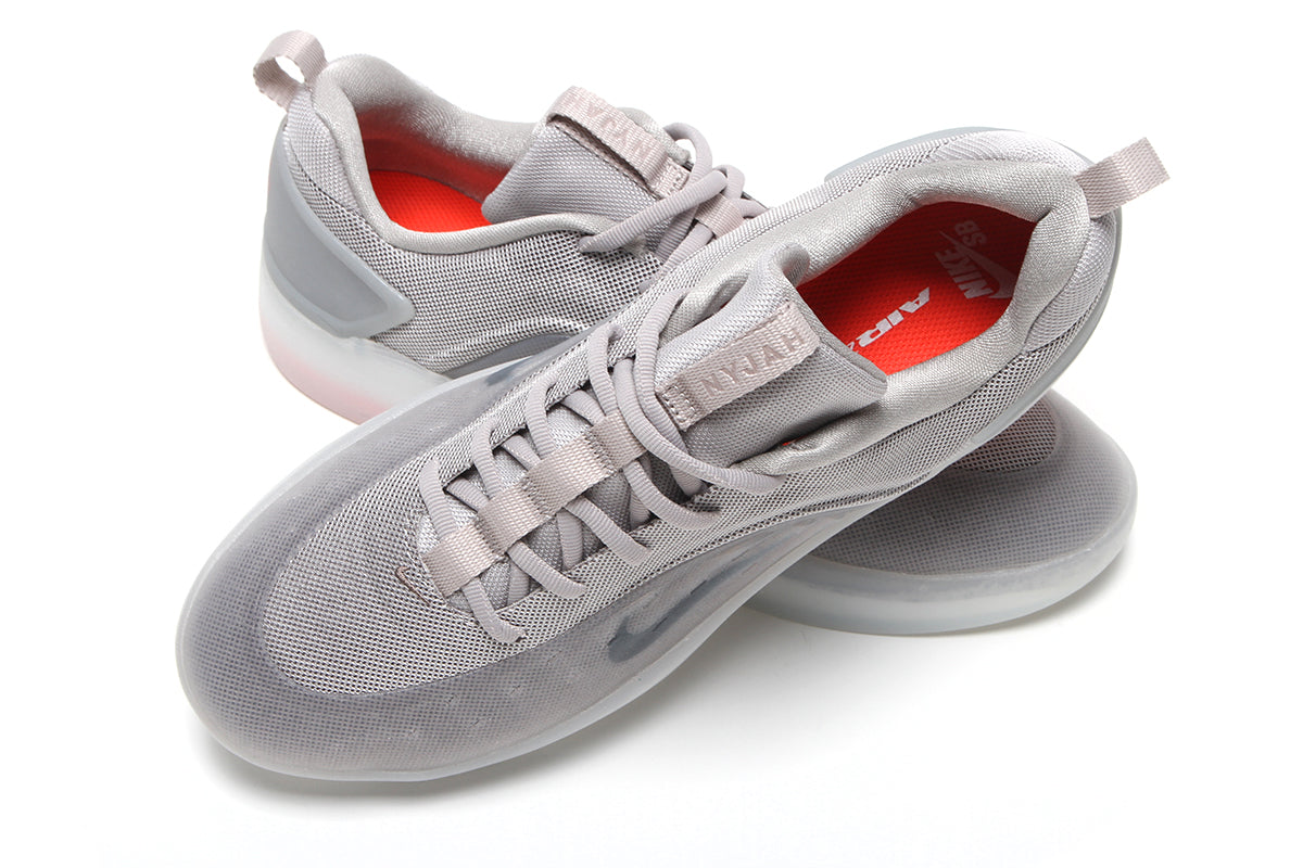 Nike SB - Zoom Nyjah 4
Style # FQ1273-001
Color : College Grey / Mink Brown / Light Silver