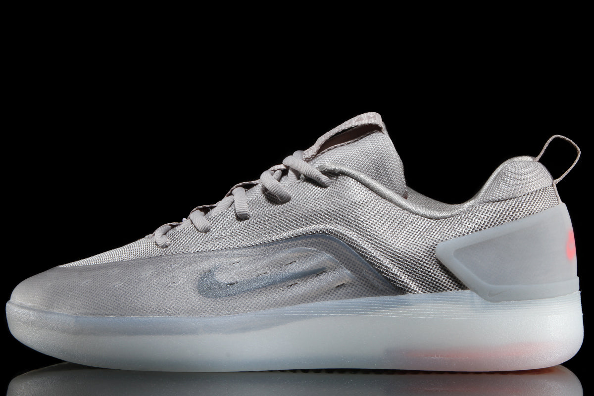 Nike SB - Zoom Nyjah 4
Style # FQ1273-001
Color : College Grey / Mink Brown / Light Silver