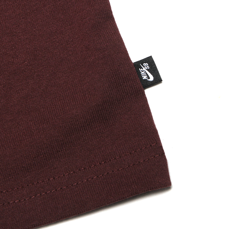 Nike SB | Patch T-Shirt
Style #FJ1167-652
Color : Burgundy Crush