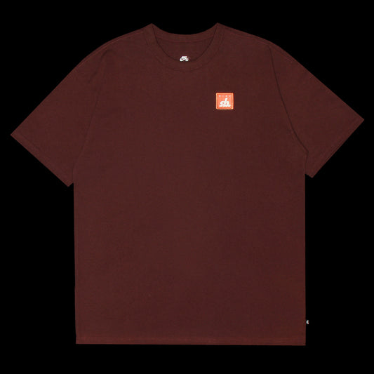 Nike SB | Patch T-Shirt
Style #FJ1167-652
Color : Burgundy Crush