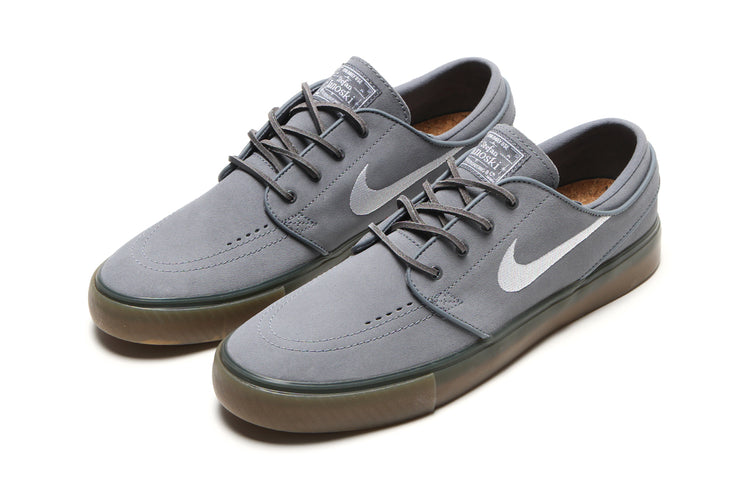 Nike SB - Zoom Janoski OG+
Style # FD6757-003
Color : Cool Grey / White