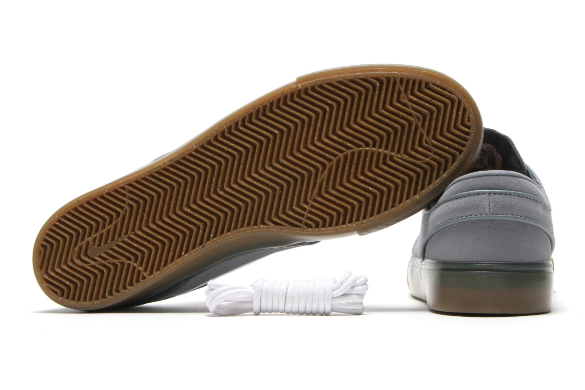 Nike SB - Zoom Janoski OG+
Style # FD6757-003
Color : Cool Grey / White