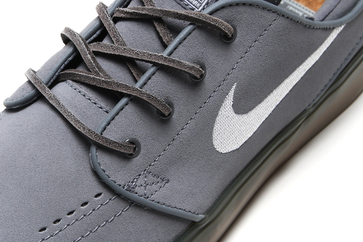 Nike SB - Zoom Janoski OG+
Style # FD6757-003
Color : Cool Grey / White