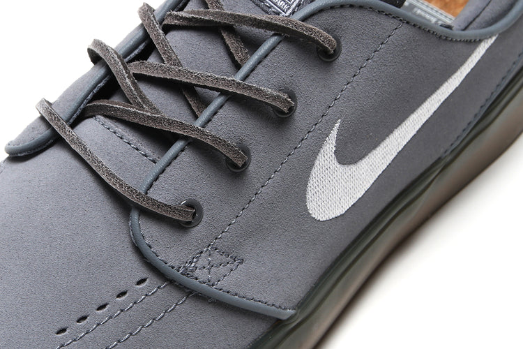 Nike SB - Zoom Janoski OG+
Style # FD6757-003
Color : Cool Grey / White