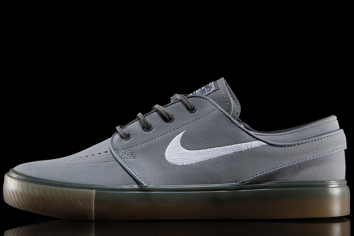 Nike SB - Zoom Janoski OG+
Style # FD6757-003
Color : Cool Grey / White