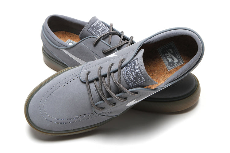 Nike SB - Zoom Janoski OG+
Style # FD6757-003
Color : Cool Grey / White