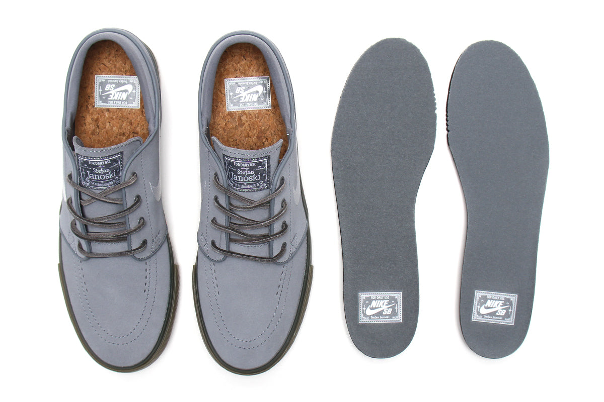 Nike SB - Zoom Janoski OG+
Style # FD6757-003
Color : Cool Grey / White
