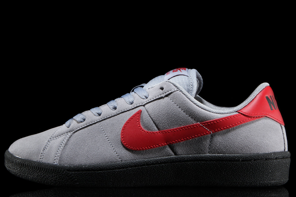 Nike SB - Zoom Tennis Classic
Style # HF7386-005
Color : Stealth / Gym Red / Black
