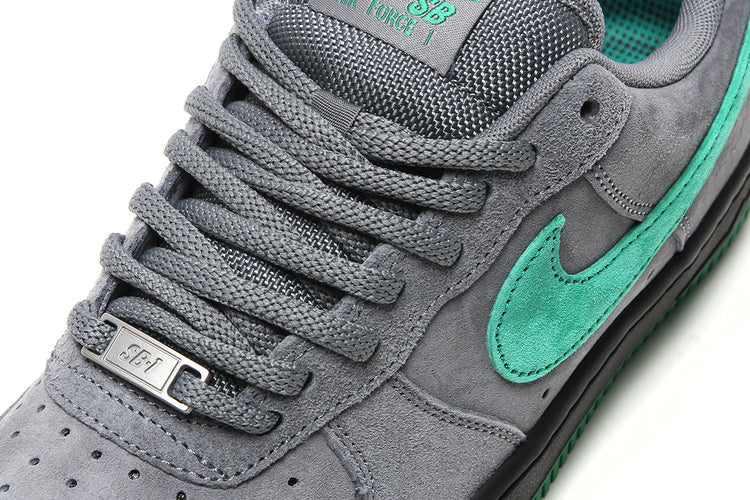 Nike SB - Air Force 1 x Nocturnal
Style # IV5289-003
Color : Cool Grey / Court Green / Black