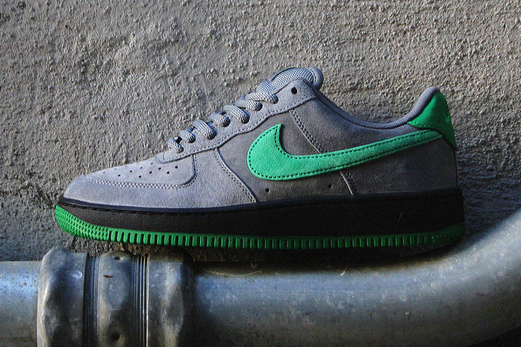 Nike SB - Air Force 1 x Nocturnal
Style # IV5289-003
Color : Cool Grey / Court Green / Black