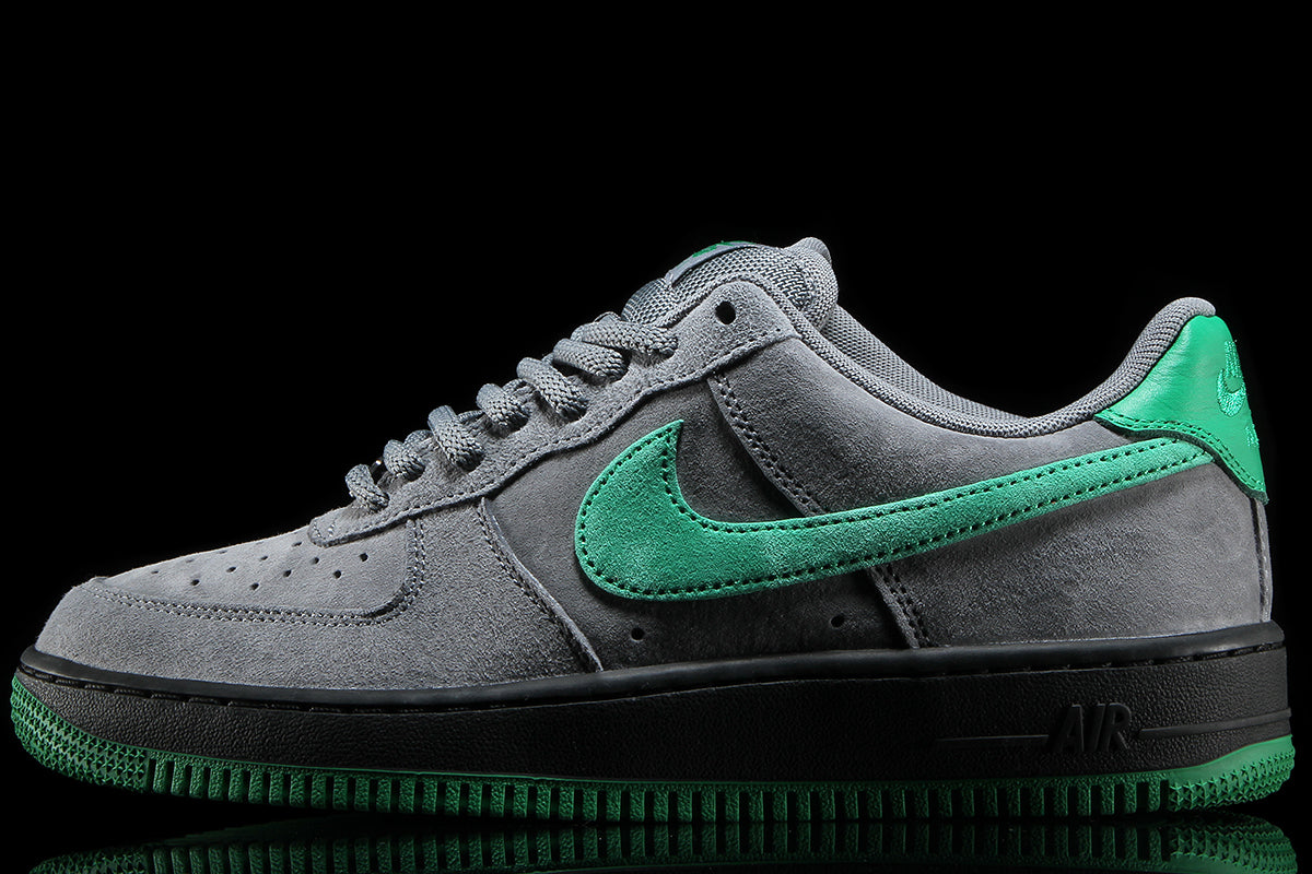 Nike SB - Air Force 1 x Nocturnal
Style # IV5289-003
Color : Cool Grey / Court Green / Black
