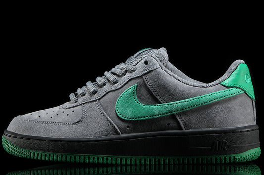 Nike SB - Air Force 1 x Nocturnal
Style # IV5289-003
Color : Cool Grey / Court Green / Black