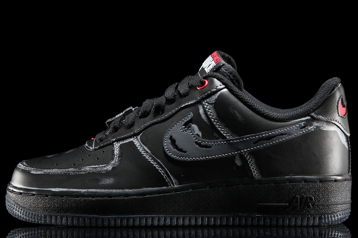 Nike - Air Force 1 '07
Style # IZ1207-010
Color : Black / Stealth / Gym Red / Metallic Silver