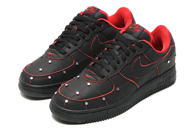 Nike - Air Force 1 '01
Style # IX0104-001
Color : Black / Black / Gym Red / Metallic Silver