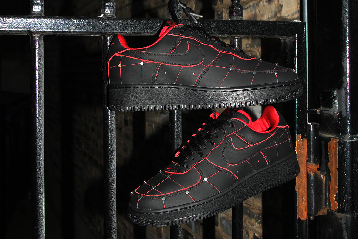 Nike - Air Force 1 '01
Style # IX0104-001
Color : Black / Black / Gym Red / Metallic Silver