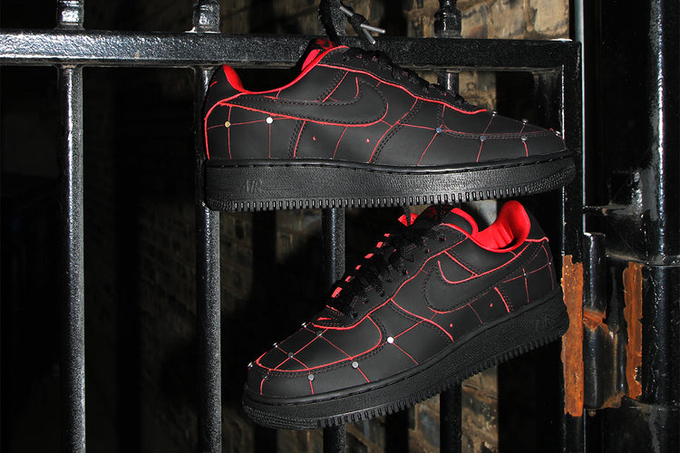 Nike - Air Force 1 '01
Style # IX0104-001
Color : Black / Black / Gym Red / Metallic Silver