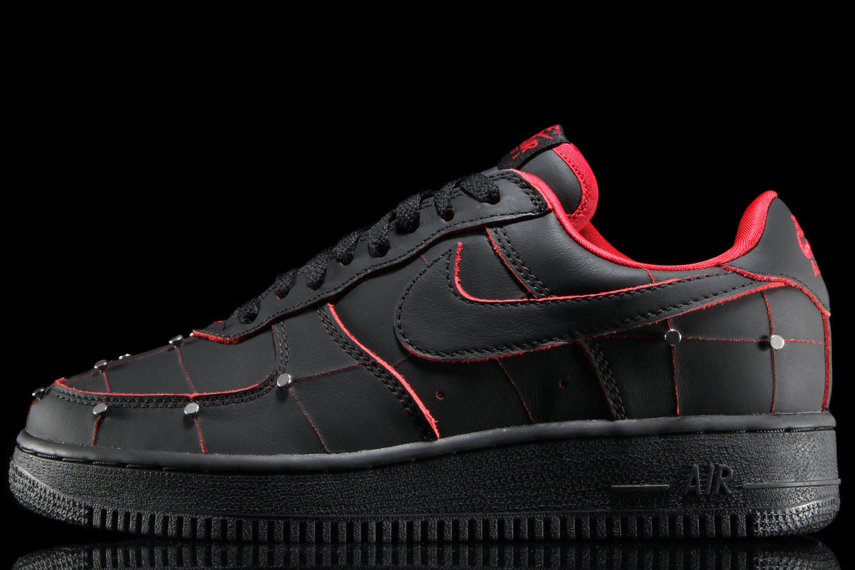 Nike - Air Force 1 '01
Style # IX0104-001
Color : Black / Black / Gym Red / Metallic Silver