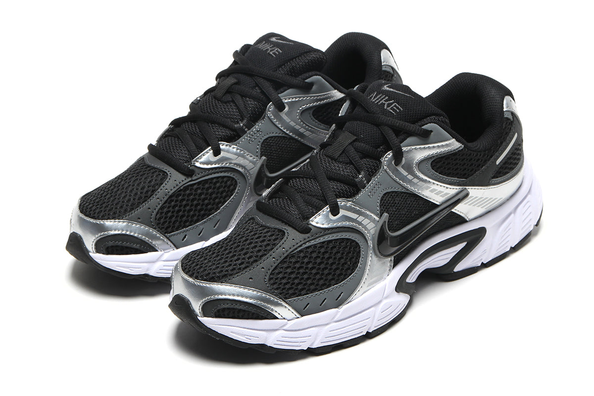 Nike - V5 RNR
Style # HJ5228-004
Color : Black / Anthracite / Smoke Grey