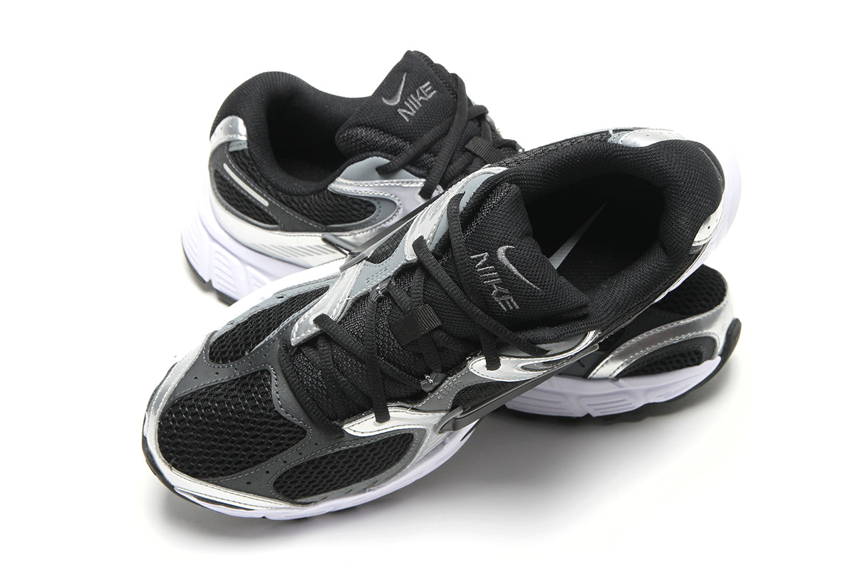 Nike - V5 RNR
Style # HJ5228-004
Color : Black / Anthracite / Smoke Grey