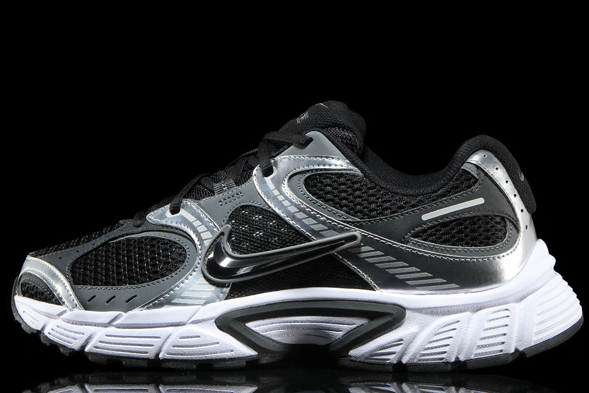 Nike - V5 RNR
Style # HJ5228-004
Color : Black / Anthracite / Smoke Grey