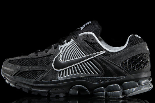 Nike - Zoom Vomero 5
Style # HF1553-006
Color : Anthracite / Black / Chrome / FLT Silver