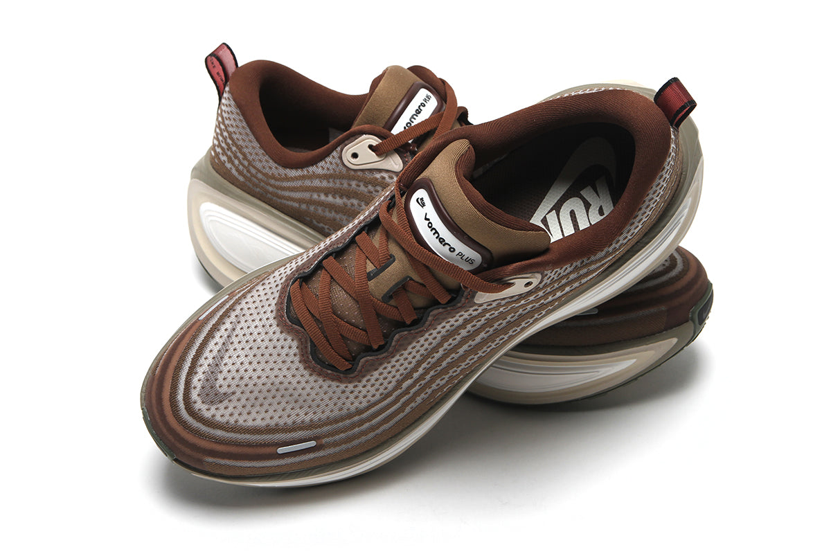 Nike - Vomero Plus
Style # IO4482-001
Color : Off Noir / Pecan / Phantom / Natural