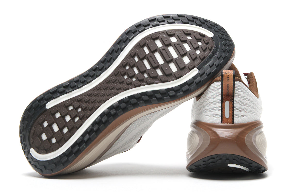 Nike - Vomero Plus
Style # IO4482-100
Color : Sail / Pecan / Caldera Brown / Black