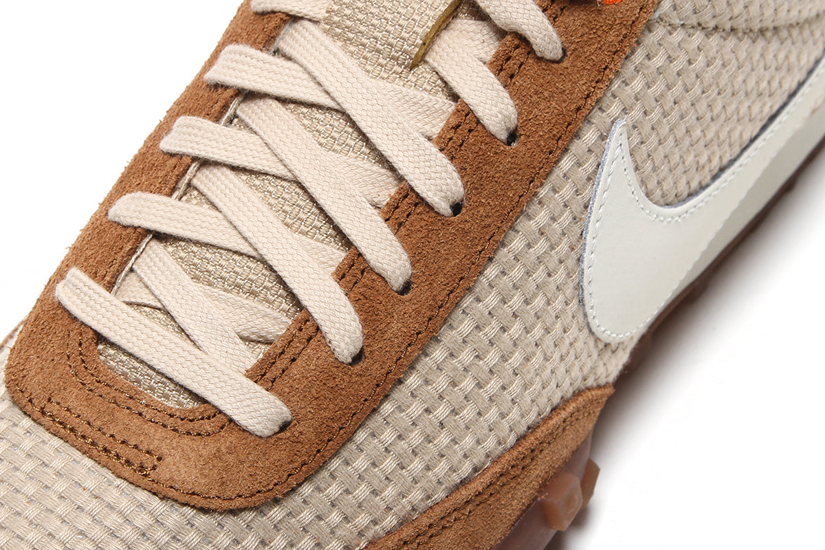 Nike - Waffle Racer '26
Style # IR7017-212
Color : Linen / Pale Ivory / LT British Tan / Aluminum