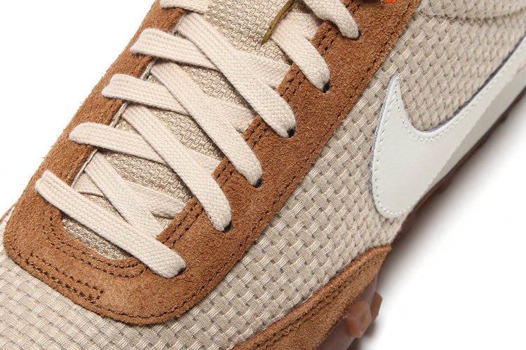 Nike - Waffle Racer '26
Style # IR7017-212
Color : Linen / Pale Ivory / LT British Tan / Aluminum