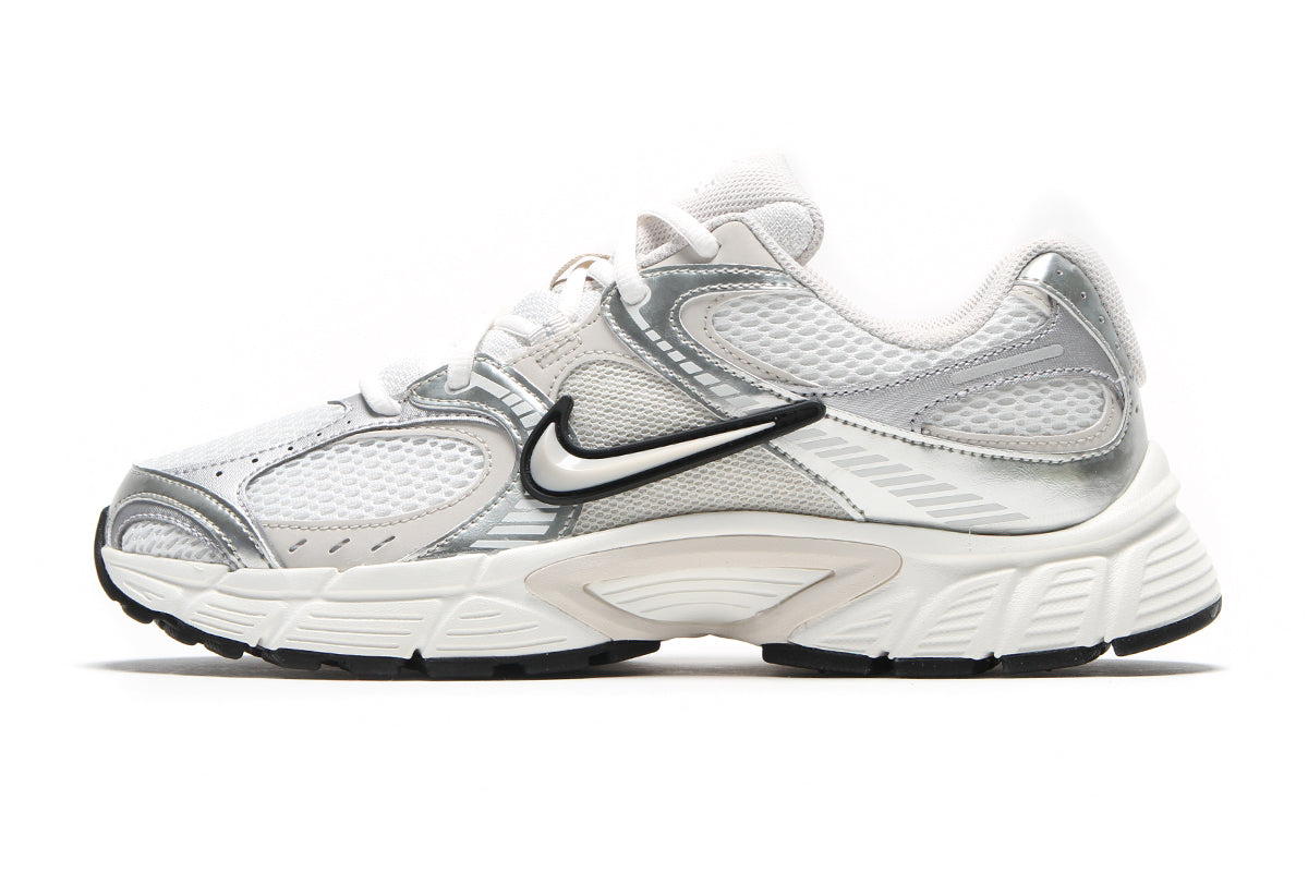 Nike - V5 RNR
Style # HQ7901-104
Color : Summit White / LT Orewood Brown / Sail / Black