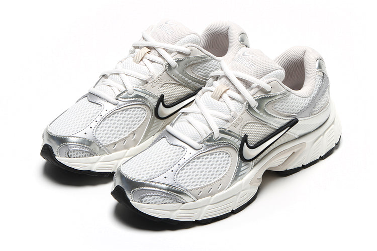 Nike - V5 RNR
Style # HQ7901-104
Color : Summit White / LT Orewood Brown / Sail / Black