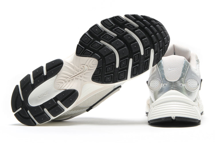 Nike - V5 RNR
Style # HQ7901-104
Color : Summit White / LT Orewood Brown / Sail / Black