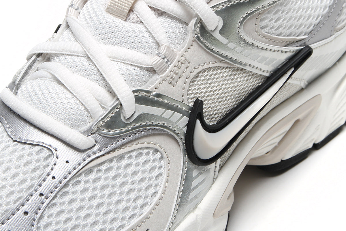 Nike - V5 RNR
Style # HQ7901-104
Color : Summit White / LT Orewood Brown / Sail / Black