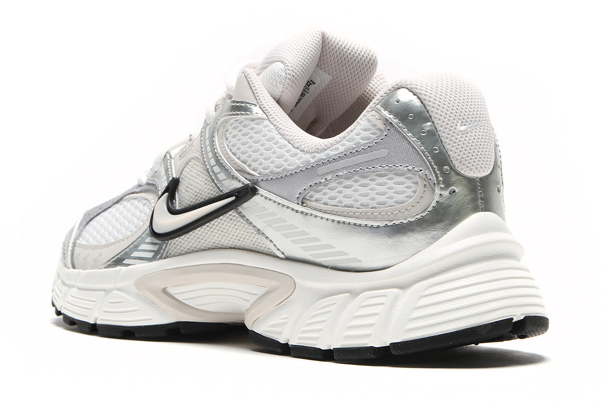 Nike - V5 RNR
Style # HQ7901-104
Color : Summit White / LT Orewood Brown / Sail / Black