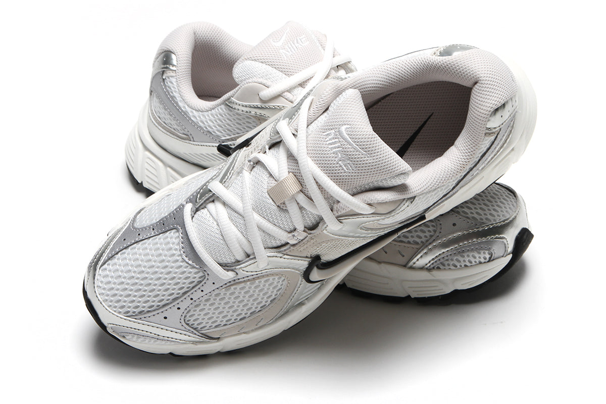 Nike - V5 RNR
Style # HQ7901-104
Color : Summit White / LT Orewood Brown / Sail / Black