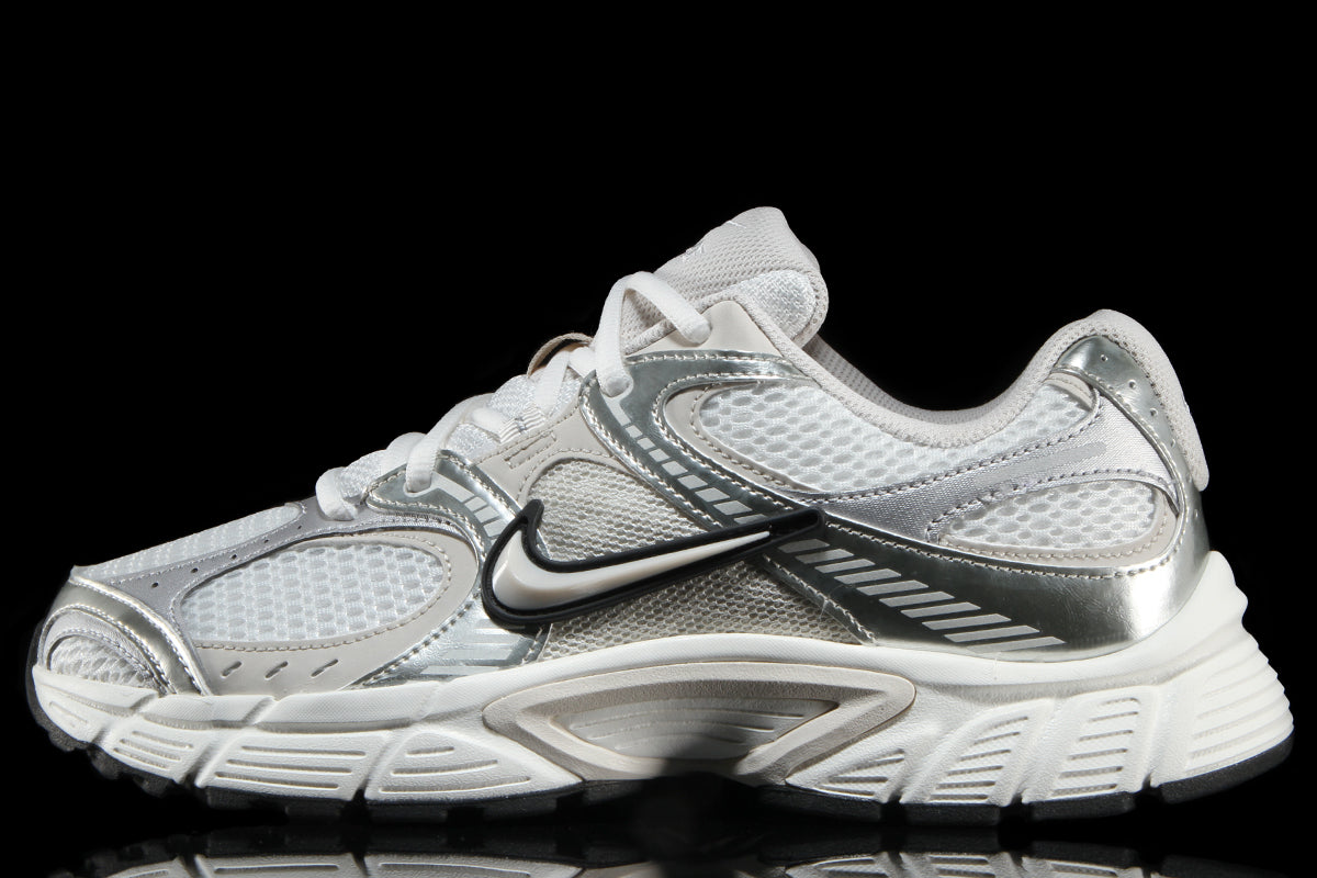 Nike - V5 RNR
Style # HQ7901-104
Color : Summit White / LT Orewood Brown / Sail / Black