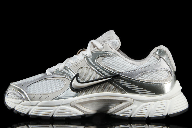 Nike - V5 RNR
Style # HQ7901-104
Color : Summit White / LT Orewood Brown / Sail / Black