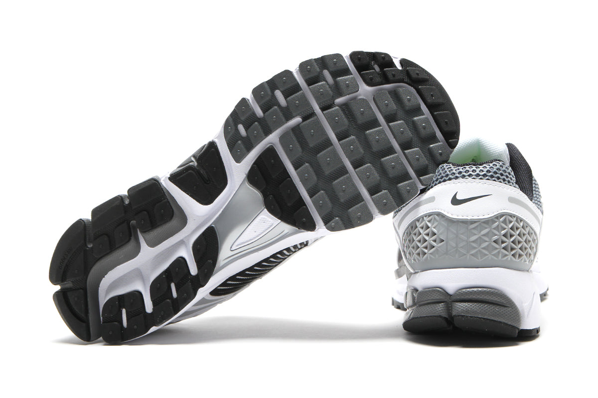 Nike | Zoom Vomero 5 SE
Style # CI1694-001
Color : Dark Grey / Black / White