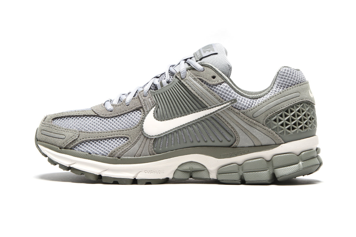 Nike | Zoom Vomero 5
Style # HF1553-002
Color : Dark Stucco / Phantom / LT Smoke Grey